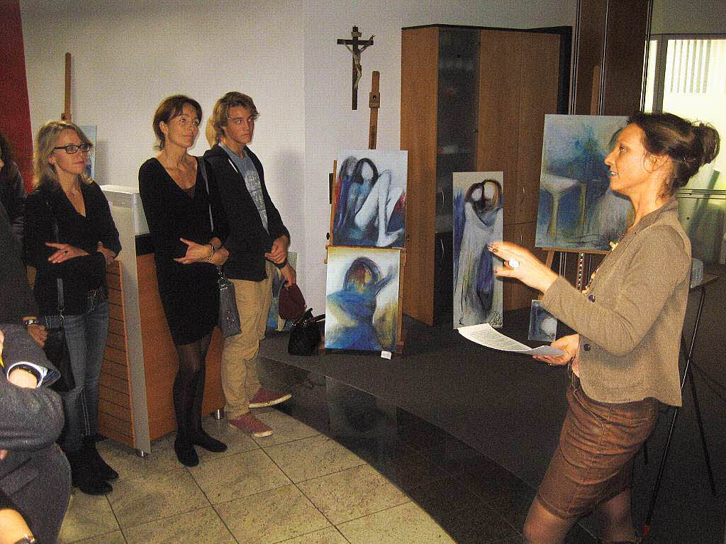 Die Glottertler Knstlerin Julia Wiltinger (rechts) stellt in der Sparkasse Elzach eine Reihe ihrer jngsten Werke aus.