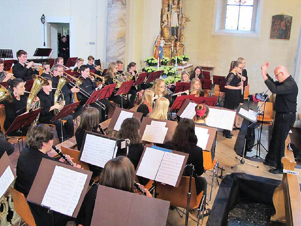 „OmusiKa“,  das gemeinsame Jugendorchester der Musikkapelle Oberwinden und des Musikvereins Katzenmoos, unter  Leitung von Ralf Wagner, erffnete das Kirchenkonzert in  St. Stephan  in Oberwinden.