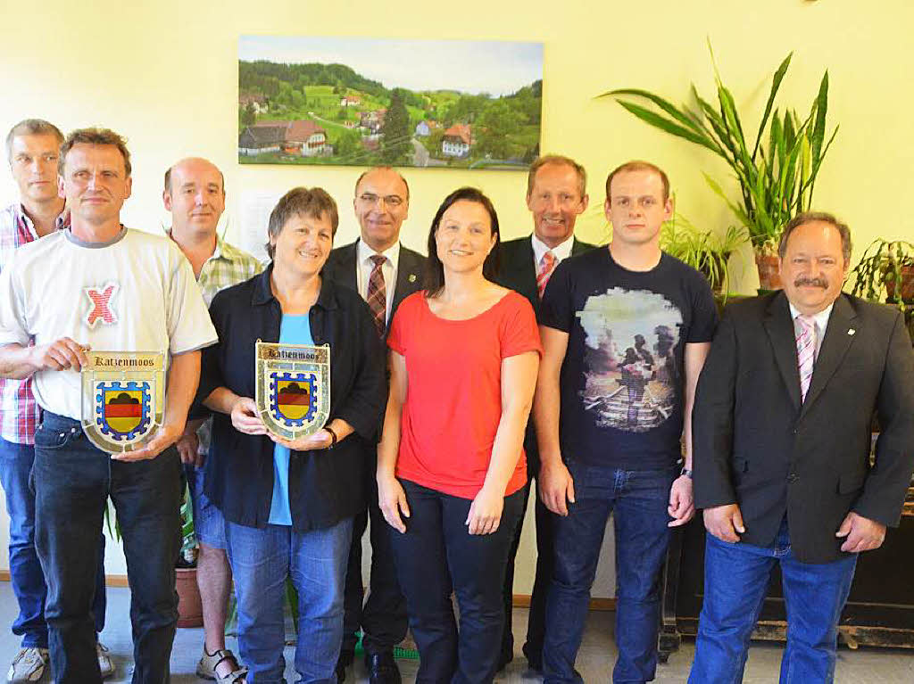 Der neue Ortschaftsrat von Katzenmoos mit Brgermeister Roland Tibi und Ortsvorsteher Franz Lupfer (hinten Mitte und rechts) und den beiden verabschiedeten Rten Hans Schtzle und Silvia Pontiggia (links, mit Gemeindewappen).