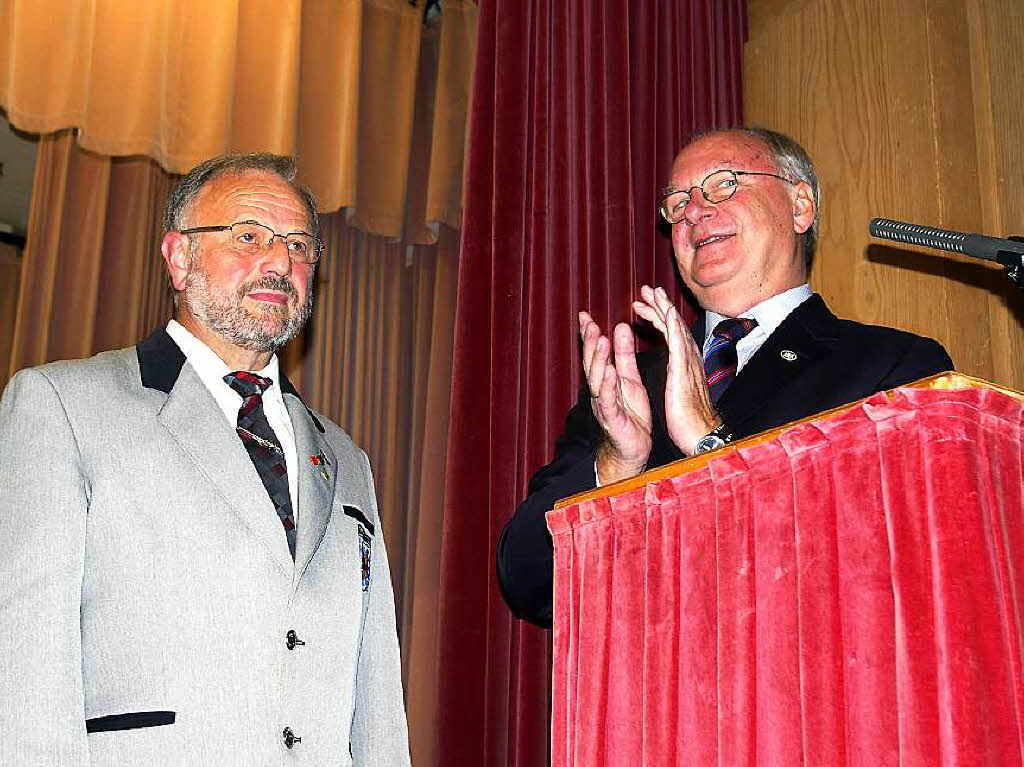 Karl Fischer wurde von Prsident Harald Bobeth unter groem Beifall fr seine 50 Jahre als Blasmusiker und Dirigent geehrt.