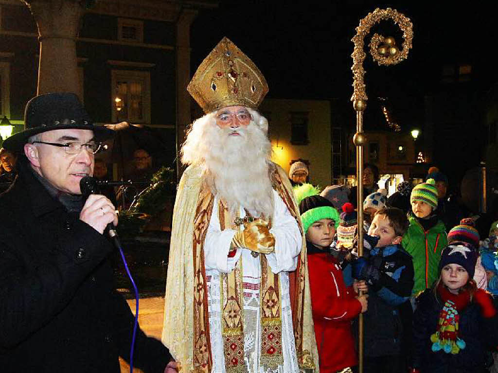 Lasst uns froh und munter sein: Der Nikolaus kam auf dem Nikolausplatz zu den Kindern und die freuten sich sehr.