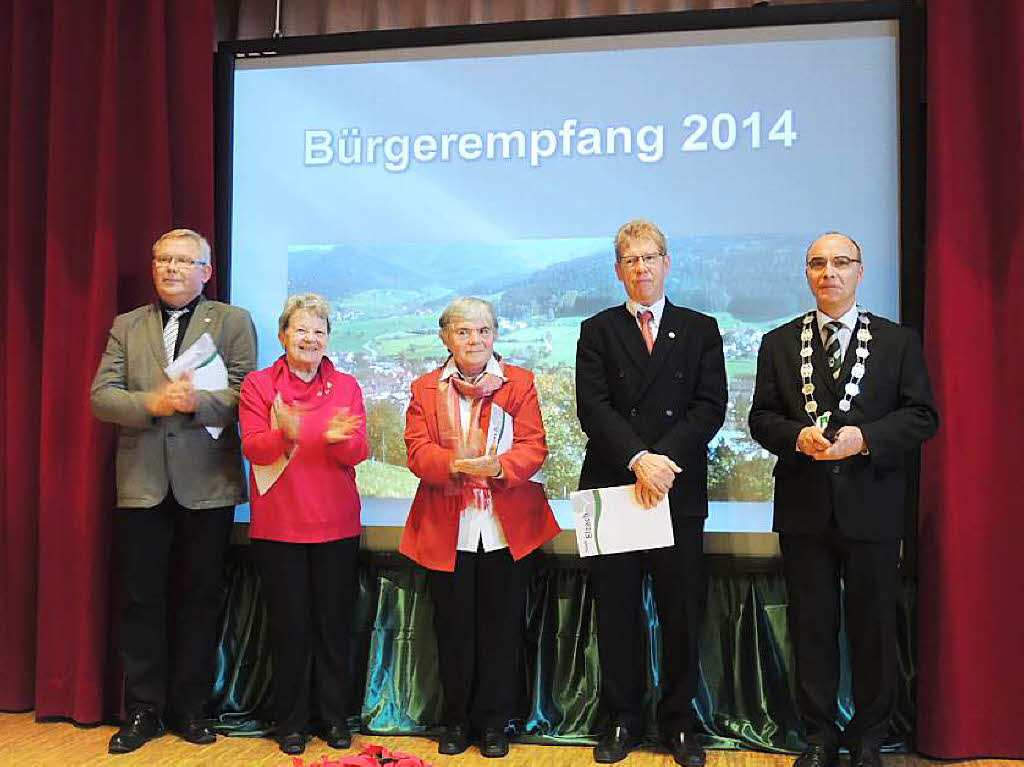 Manfred Vierhaus, Edda Hahn, Maria Uhl und Andr Frantz (von links) wurden von Brgermeister Roland Tibi mit der bronzenen, silbernen und goldenen Ehrennadel ausgezeichnet.