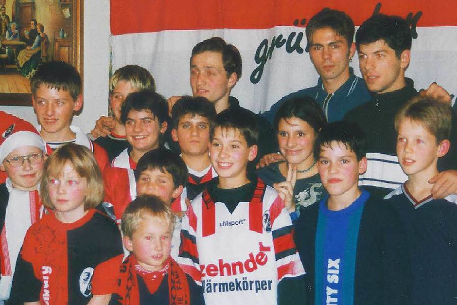 Weihnachtsfeier 1998 in Oberwinden mit den SC-Spielern Alexander Iashvilli, Daniel Schuman und Levan Kobiashvilli (hinten, von links) (Foto: Daniel Fleig) Weihnachtsfeier 1998 in Oberwinden mit den SC-Spielern Alexander Iashvilli, Daniel Schuman und Levan Kobiashvilli (hinten, von links) (Foto: Daniel Fleig)