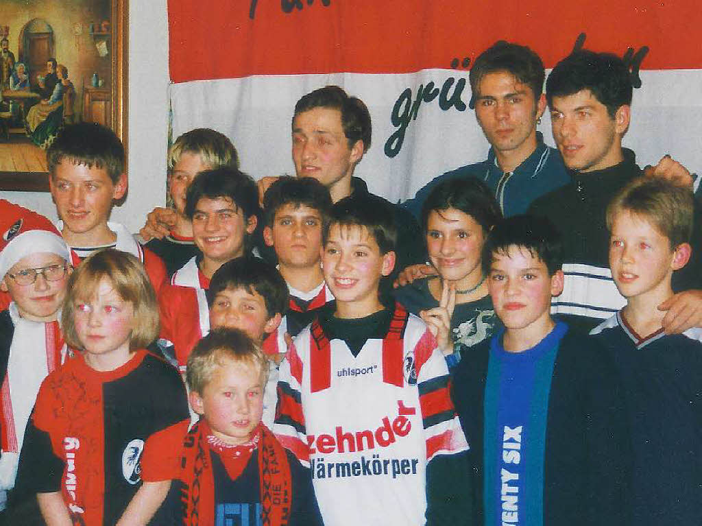 Weihnachtsfeier 1998 in Oberwinden mit den SC-Spielern Alexander Iashvilli, Daniel Schuman und Levan Kobiashvilli (hinten, von links)