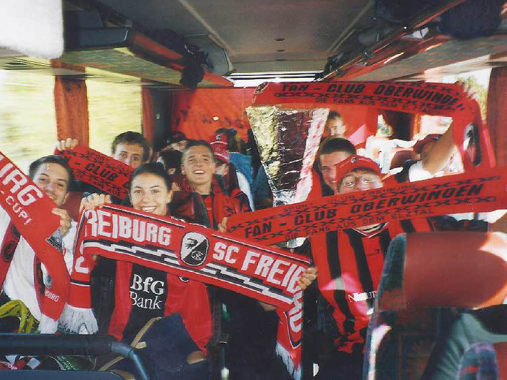 Fanclub-Schals und ein selbstgebastelter Pokal : Auswrtsfahrt am 1. November 2001 zum UEFA-Cup Spiel gegen St. Gallen in Zrich.