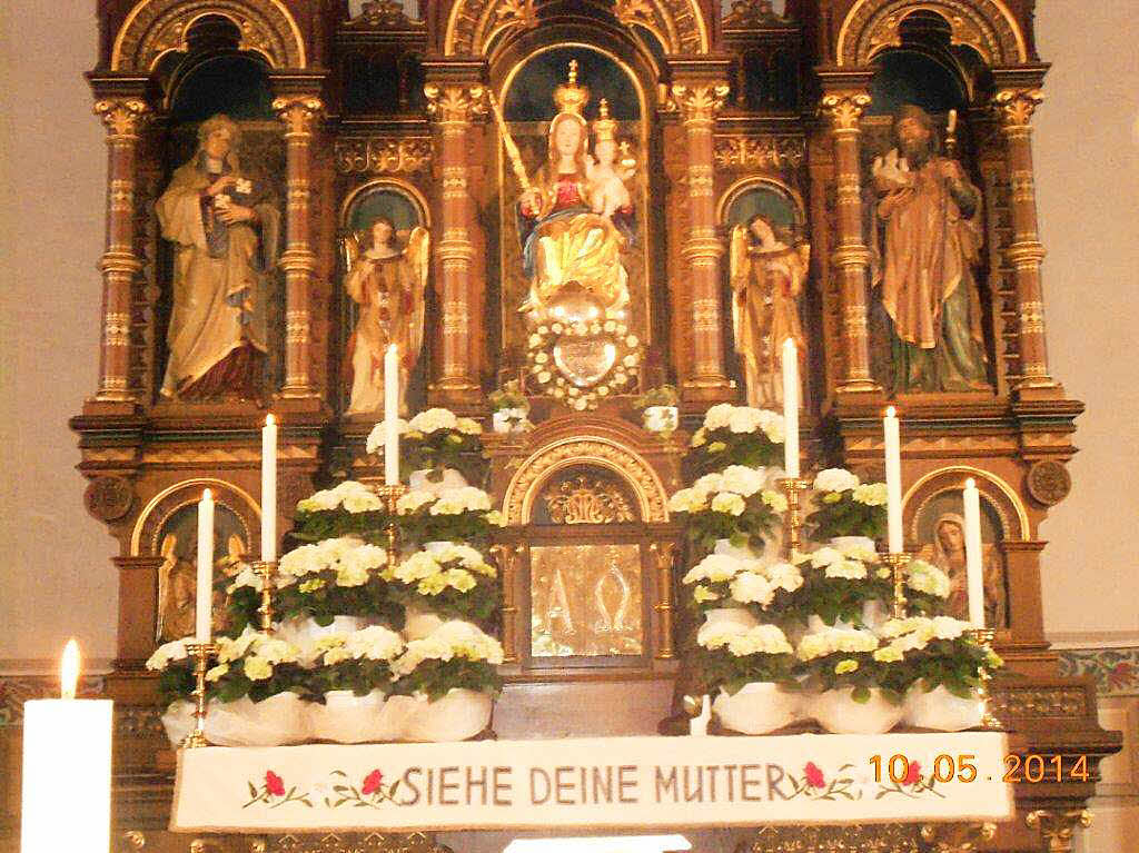 Seit 1. Mai ist die Wallfahrt-saison auf den Hrnleberg erffnet, sie endet am Christknigsfest. Besonderen Wert auf Blumenschmuck legt dieMessnerfamilie Schultis, wie  am wei-geschmckten  Mai-Altar zu sehen ist.