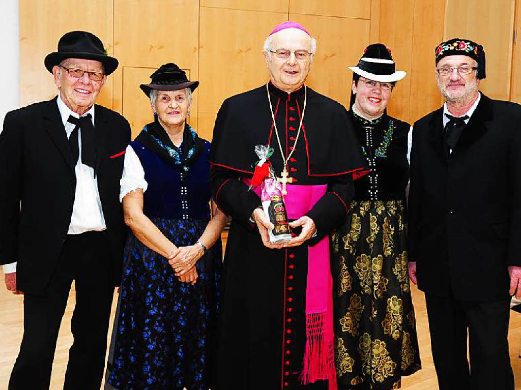 Erzbischof Robert Zollitsch freute sich ber die Neujahrsgre, die ihm Hubert Rombach, Edith Rombach, Friedel Wehrle und Walter Wernet vom Trachtenverein Zweitlerland  berbrachten (von links).