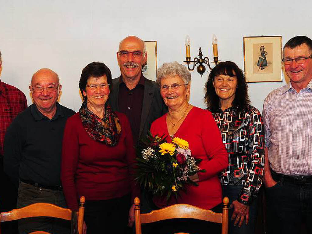 Vom Vorsitzenden Horst Dauenhauer vom Schwarzwaldverein gab’s Blumen und auerdem die Ernennung zum Ehrenmitglied fr Erika Schwr.