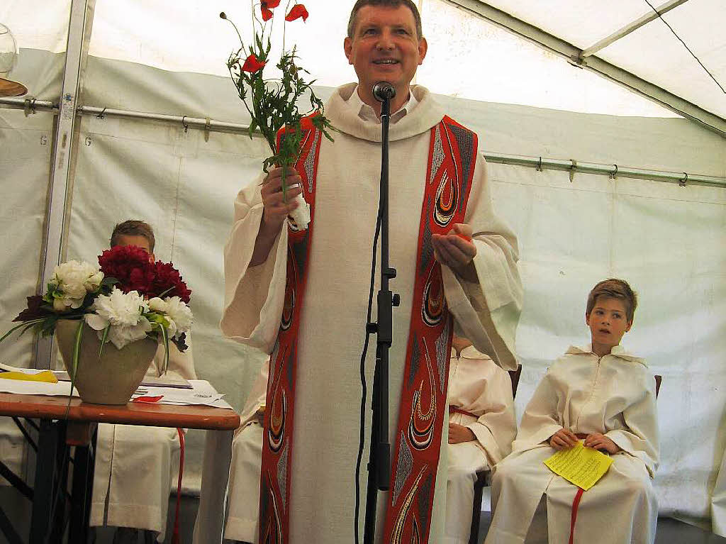 Pfarrer Jens Fehrenbach zelebrierte die Pfingstmesse im Festzelt an der lmhle.