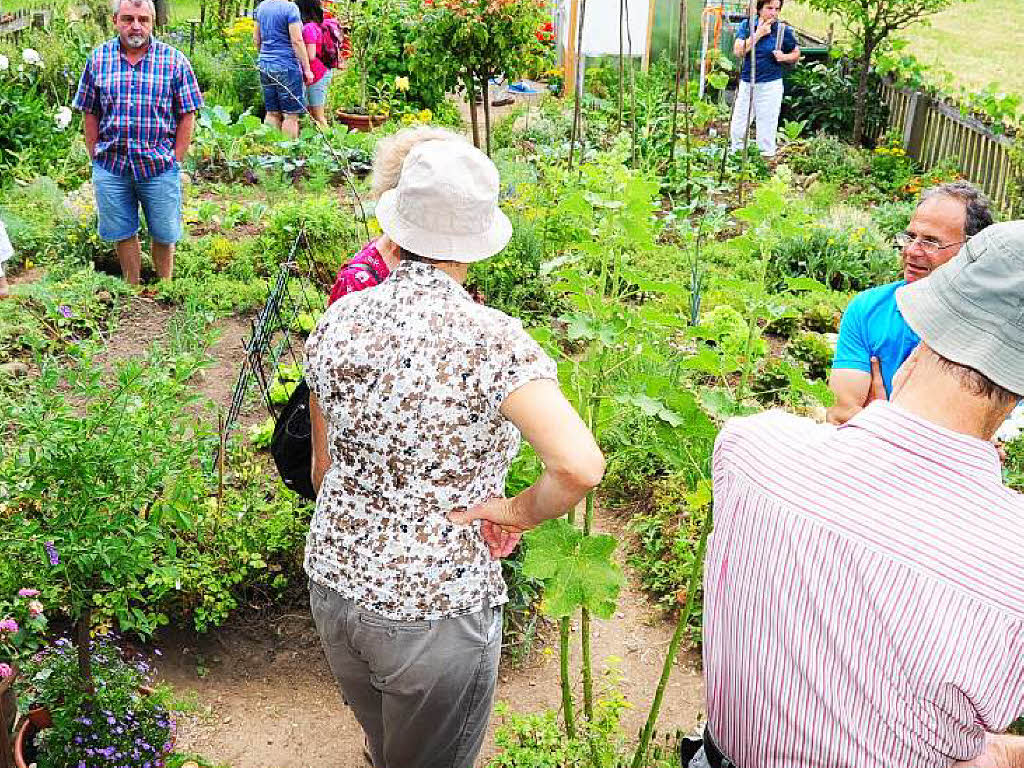 Beim Rundgang durch den Bauerngarten von Rita Dauenhauer in Simonswald fhrten die Besucher nette Gesprche und gaben dabei so manchen fruchtbaren Grtnertipp preis.