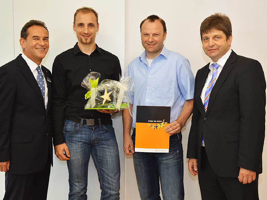 Karl-Heinz Dreher, Florian Puscher und Daniel Baumer vom FC Simonswald sowie Karl-Josef Kaltenbach, bei der Verleihung des Groen Stern des Sports in Bronze.