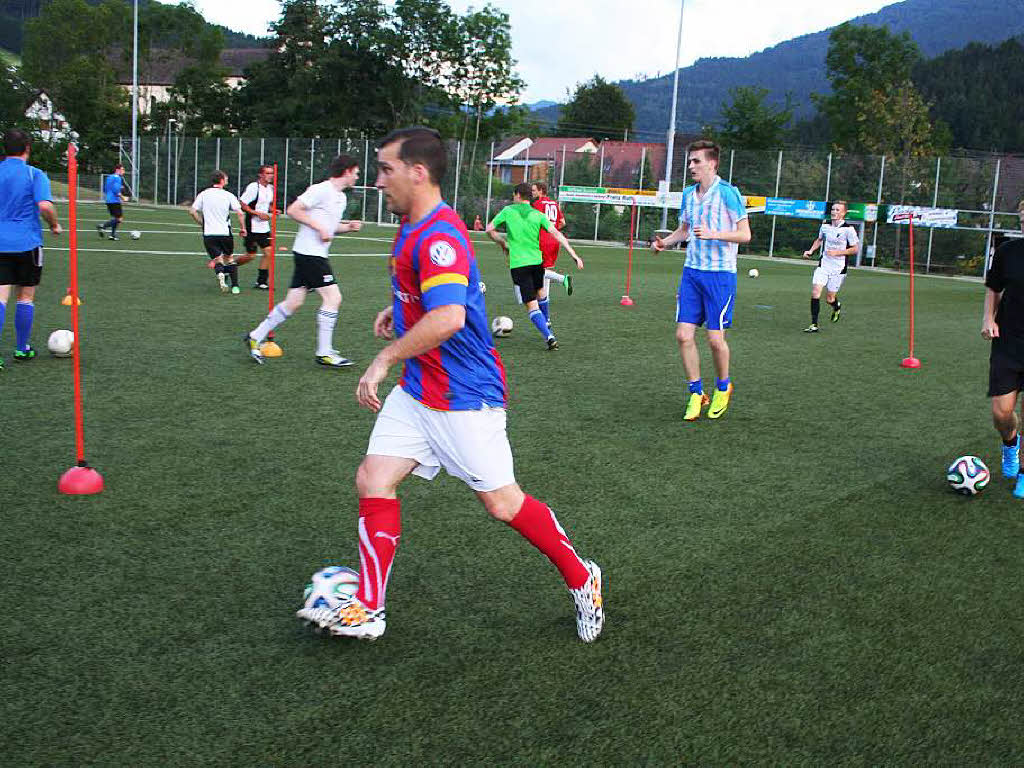 Ballarbeit und bungen, um mit Dribblings Eins-Zu-Eins-Situationen zu meistern : Training beim FC Simonswald.