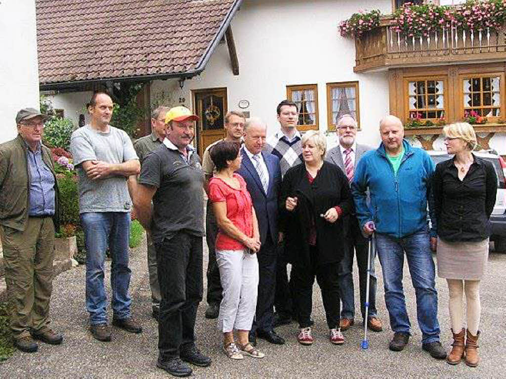 Das Bild zeigt vor dem Hof von Familie Weis  Ludwig und Ursula Weis, Peter Wei und  Kordula Kovac sowie Franz Paul Stratz.