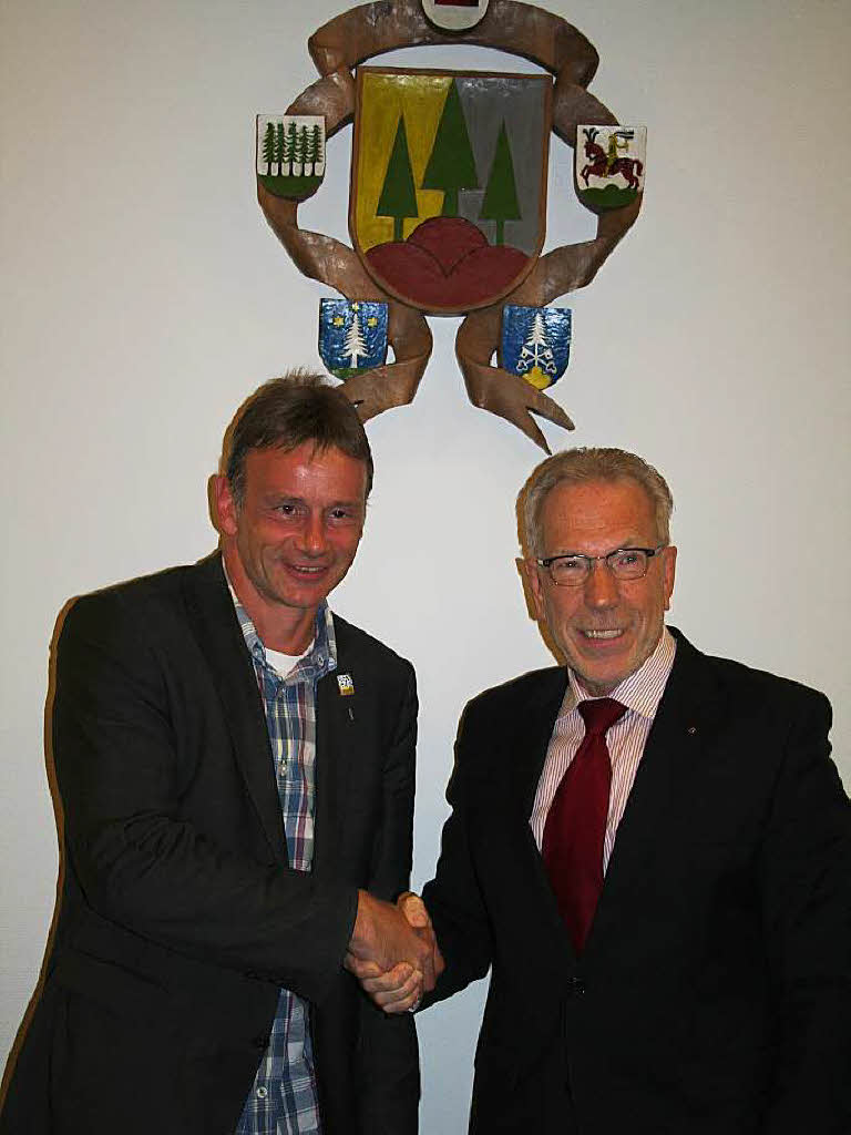 Seit zehn Jahren ist Bernhard Ruf im  Gemeinderat von Simonswald. Dafr wurde er im Namen des Gemeindetages von Brgermeister Reinhold Scheer (rechts)  ausgezeichnet.