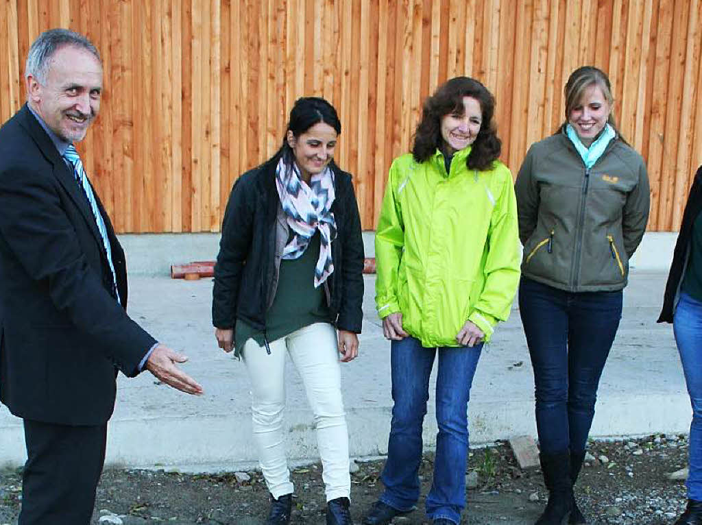 Brgermeister Urban Singler mit Mitarbeiterinnen der Verwaltung am Anschluss der Eisspeicherheizung.
