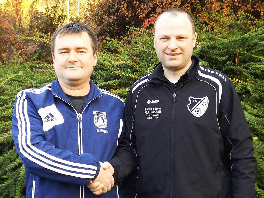 Spielgemeinschaft Simonswald besiegelt : Bernd Blust (links), vom Vorstandsteam der Spfr Obersimonswald, und Daniel Baumer, Vorsitzender des FC Simonswald.