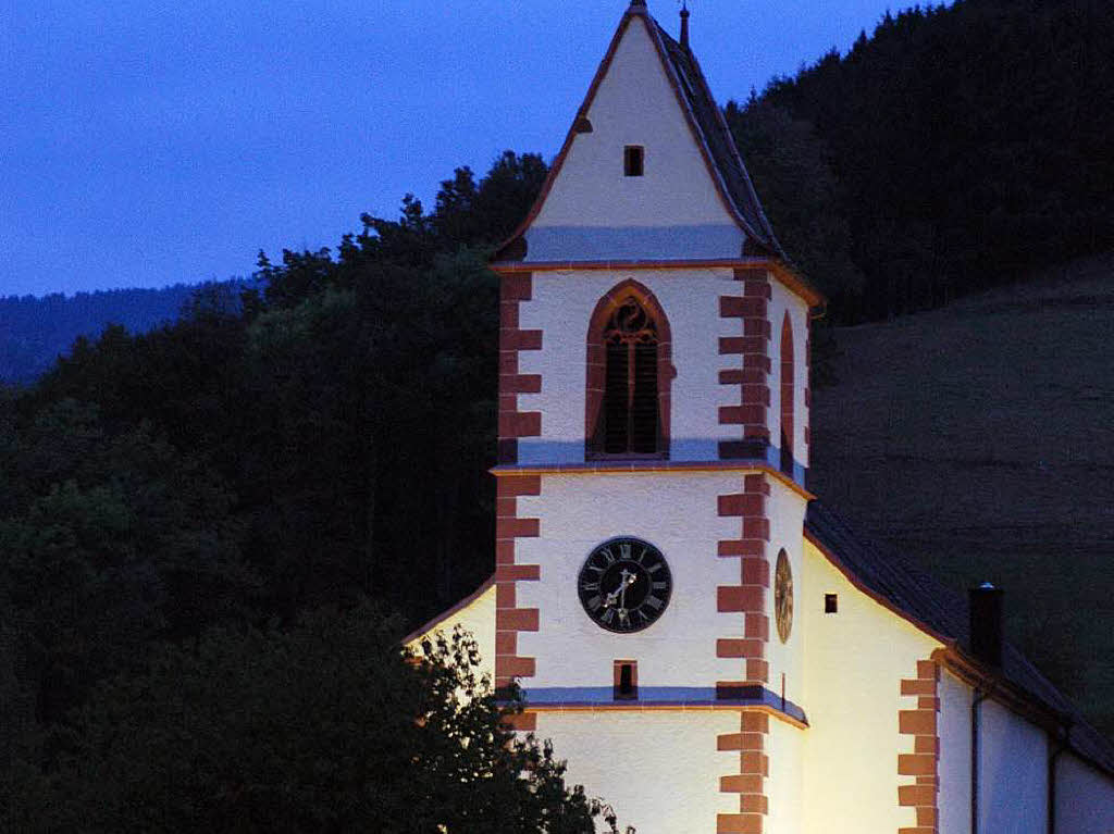 Die Kirche St. Sebastian in Simonswald bietet einen prchtigen Anblick – tags und nachts.