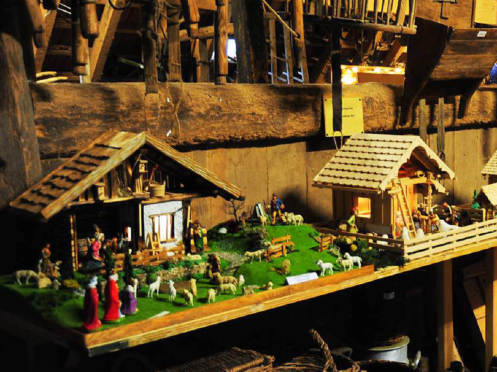 In der Tenne des Dorfmuseums Jockenhof in Simonswald sind nahezu 130 Weihnachtskrippen aufgebaut.