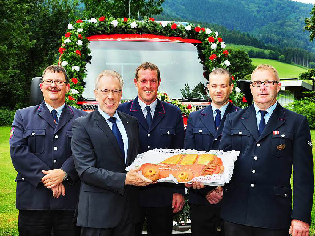 Einweihung des neuen Feuerwehrfahrzeuges: Zum Fest gab es vom Brgermeister ein gebackenes Fahrzeug, ber das sich die Kommandanten Thomas Seng, Bernd Schmitt, Martin Furtwngler und Bernhard Burger (von links)