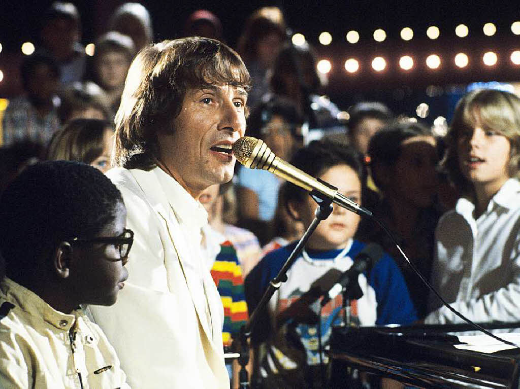 Udo Jrgens mit dem Kinderchor der Bad Godesberger Elementary School  bei einem Auftritt whrend der Aufzeichnung der ZDF-Show "Meine Lieder sind wie Hnde" in der Klner Sporthalle.