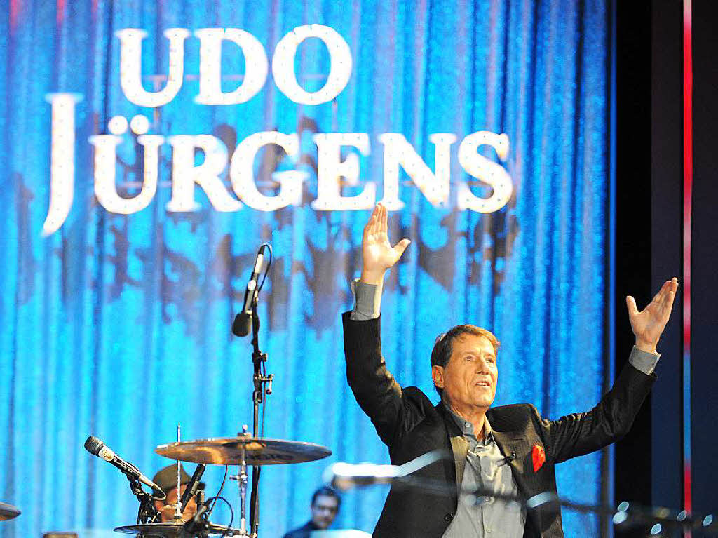 Udo Jrgens winkt am 17.09.2009 in Hamburg nach der Aufzeichnung der ZDF-Sendung "Udo Jrgens - Die Geburtstagsgala"   an einem Flgel.