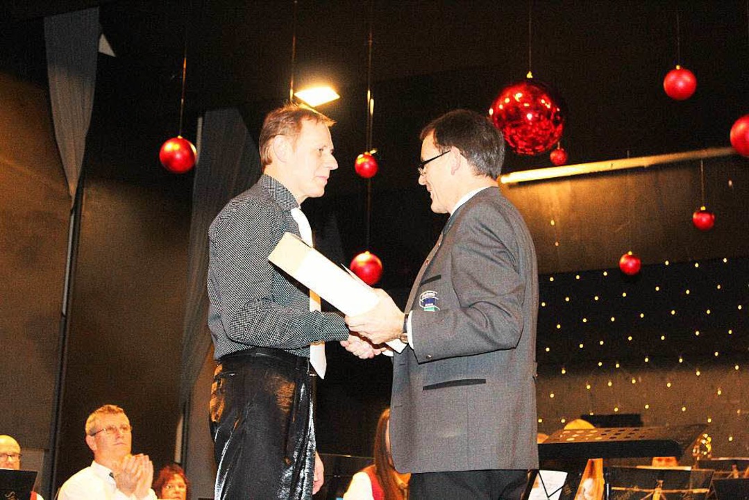 Vorsitzender Wolfgang Schwarzwlder (r...kt dem Dirigenten Viktor Severjanovas.  | Foto: Anja Bertsch