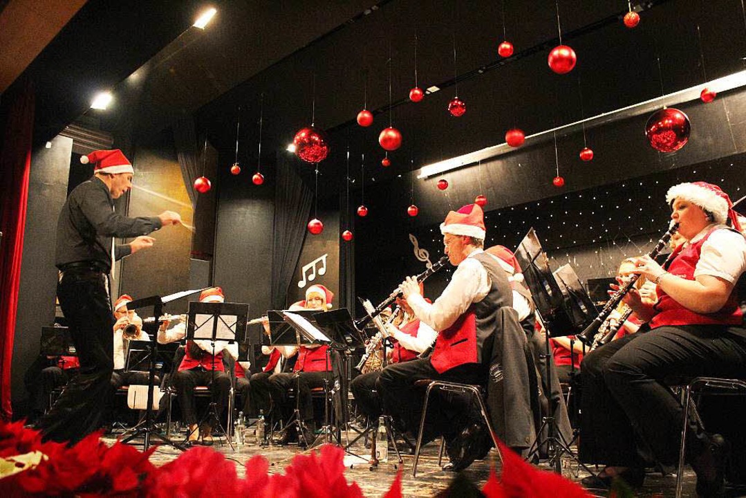 Weihnachtliches Outfit: Die Musiker spielen zum Advent.  | Foto: Anja Bertsch