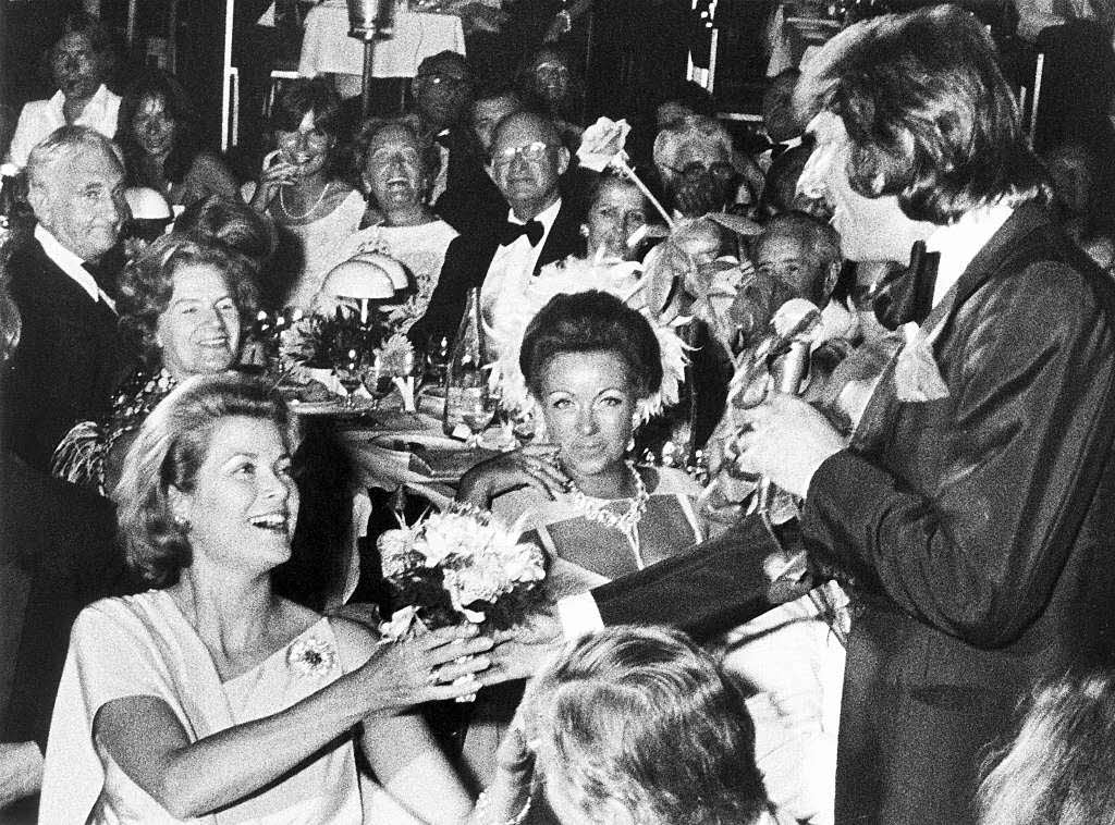 1975 berreichte Udo Jrgens der monegassischen Frstin Gracia Patricia einen Blumenstrau bei einem Gala-Abend in Monte Carlo.