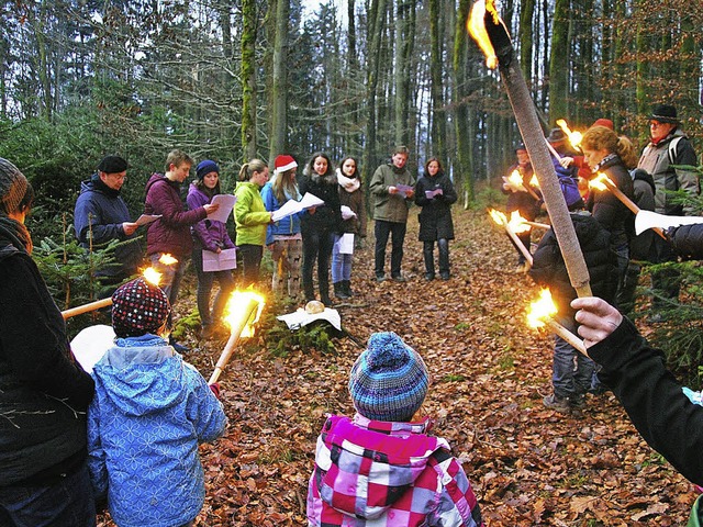 Im Schein der Fackeln prsentierte die...Jugendgruppe eine Weihnachtserzhlung.  | Foto: Edgar Steinfelder