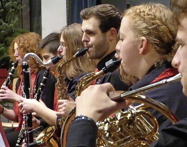 Die Blser des Musikvereins Hofweier i...Mitte der Saxophonsolist Felix Bauert   | Foto: Frank Leonhardt