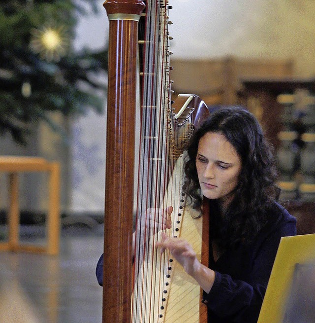 Saskia Fait mit viel Gefhl an der Harfe   | Foto: Heidi Fssel