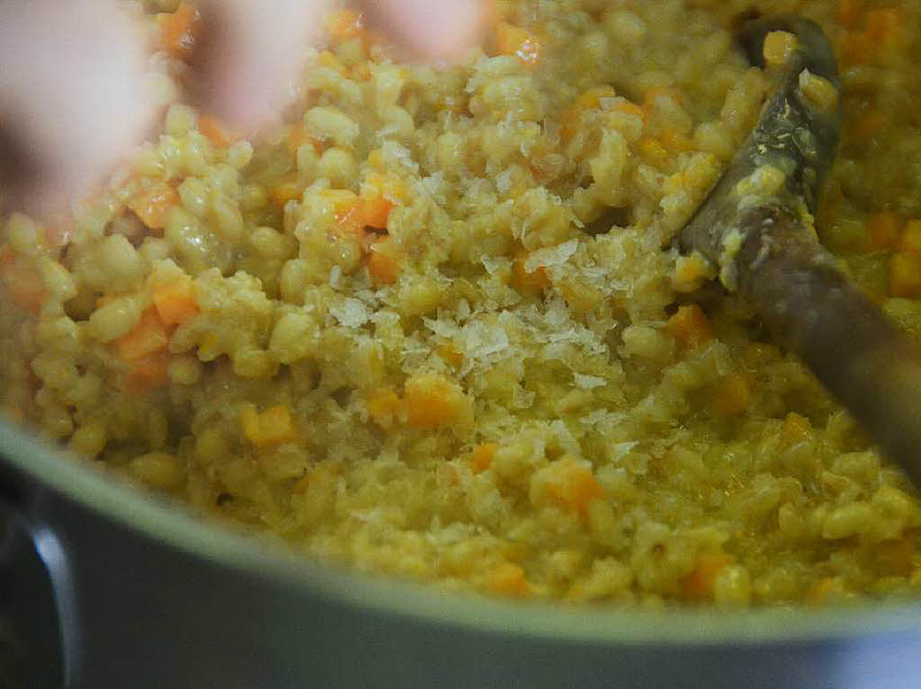 Das Risotto aus Gerstenkrnern und winzigen Skartoffelwrfelchen wird sanft gesalzen