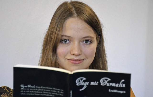 Die 21-jhrige Ronja Potstawa mit ihrem ersten Buch  | Foto: Gariele Hennicke