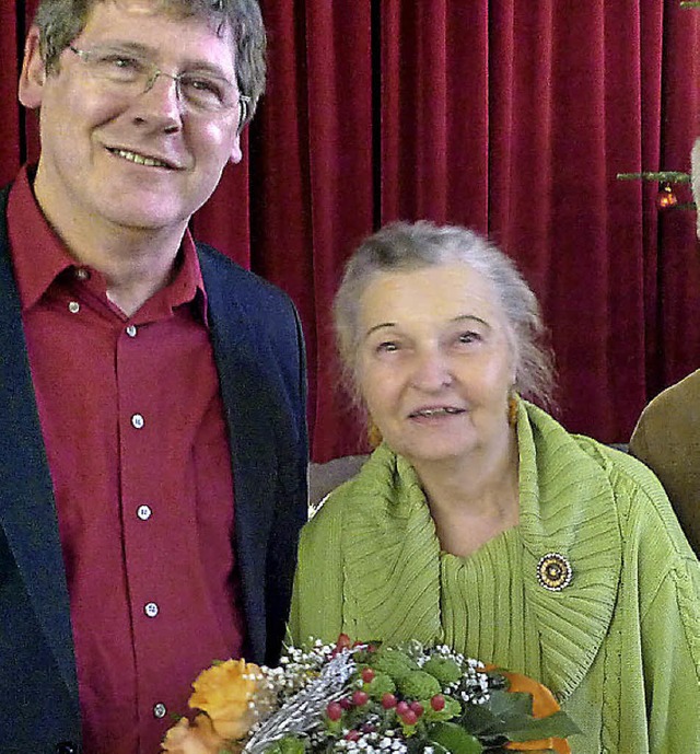 Ruth Sauter wurde fr langjhrige Mitg...Vorsitzenden Michael Schultes geehrt.   | Foto: Eberhard Weiss