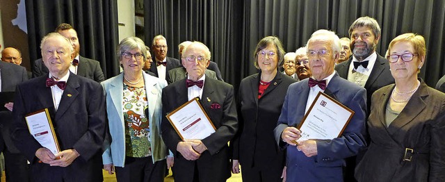 Kurt Schmieder,  Erwin Wehrle, Hermann...Ursula Querfurth  (von links) geehrt.   | Foto: Eberhard Wei