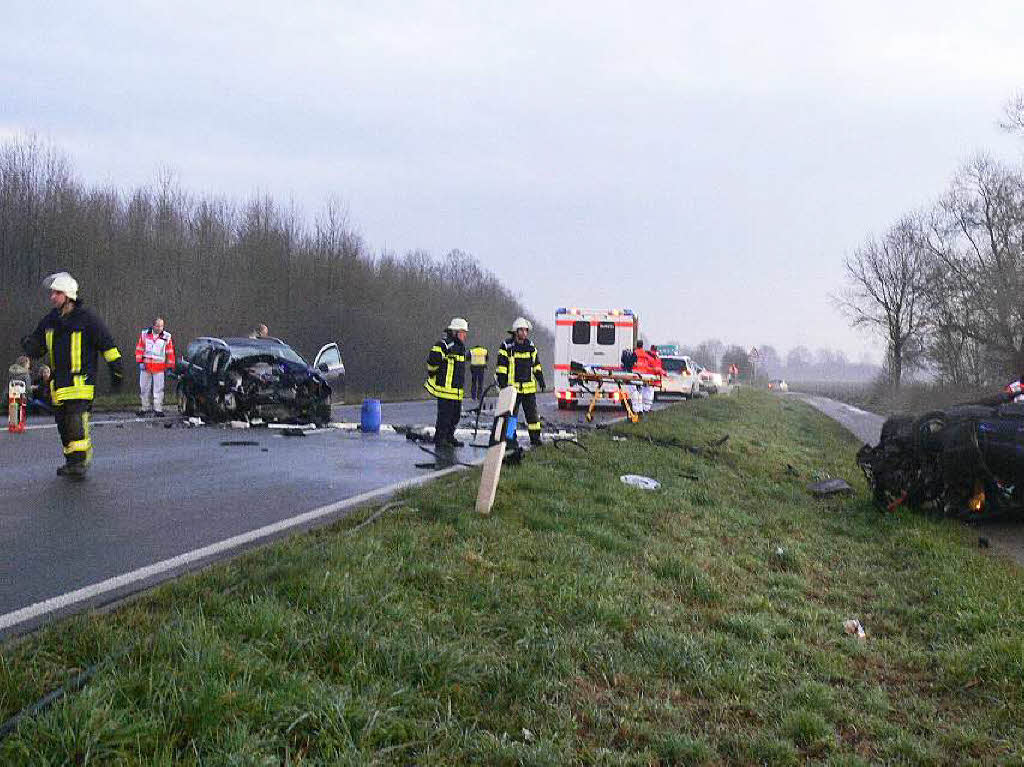 Schwerverletzte Fahrer beider Autos des Unfalls auf der B36 zwischen Goldscheuer und Altenheim mssen aus den Wracks befreit werden.