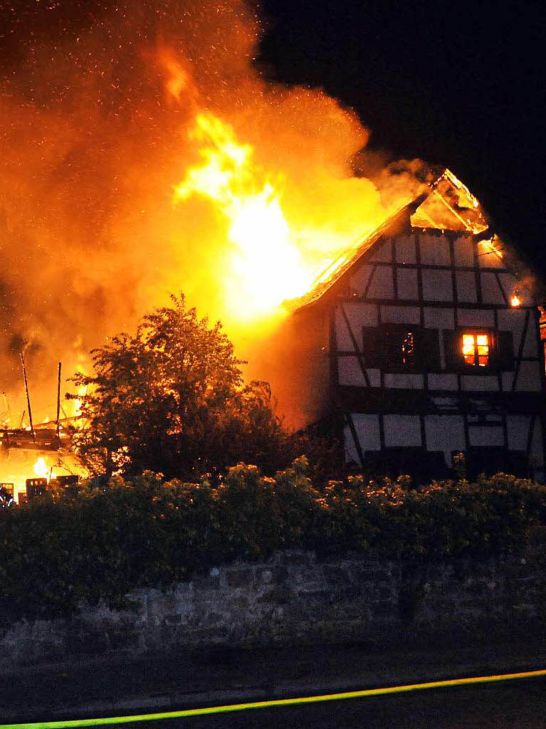 Feuer in Altenheim Ende April, zerstrt wird die Glasfabrik Teufel und ein landwirtschaftliches Gebude