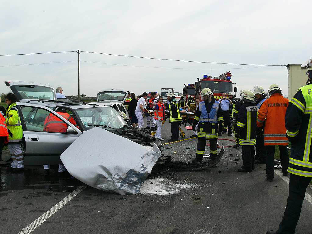 Nach einer Kollision bei Altenheim muss der eingeklemmte Unfallverursacher aus seinem Wagen befreit werden.