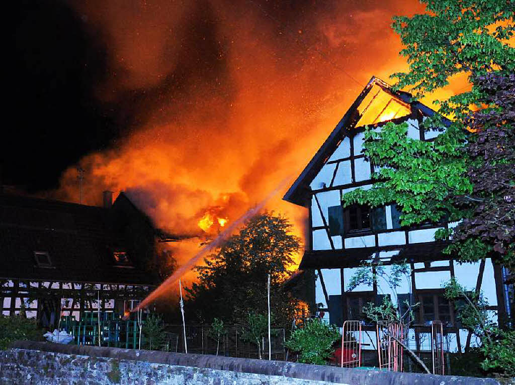 Feuer in Altenheim Ende April, zerstrt wird die Glasfabrik Teufel und ein landwirtschaftliches Gebude
