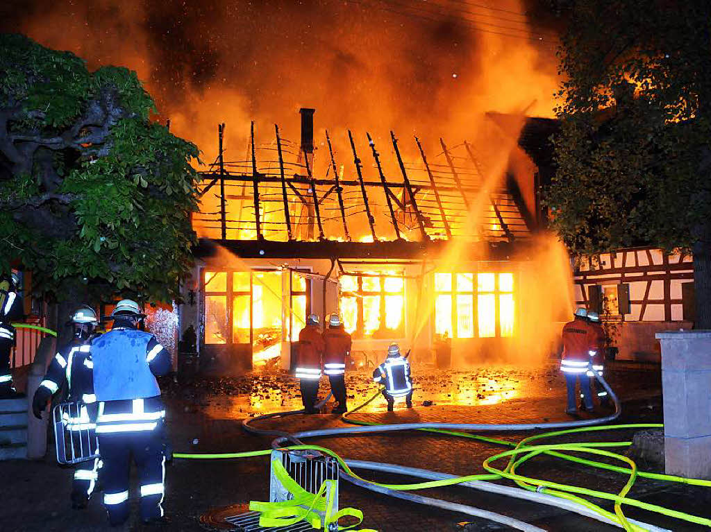 Feuer in Altenheim Ende April, zerstrt wird die Glasfabrik Teufel und ein landwirtschaftliches Gebude