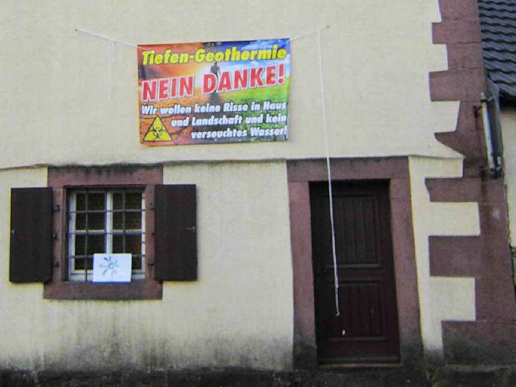 Sichtbarer Widerstand: „Tiefen-Geothermie nein danke“ steht auf dem Plakat, das in Altenheim befestigt worden war.