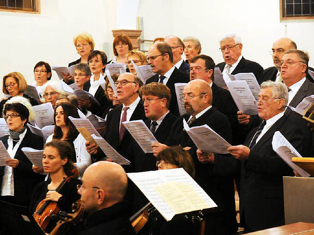 Ergnzt durch viele Projektsnger und -sngerinnen: der Kirchenchor Meienheim in der evangelischen Kirche beim Konzert zum Advent