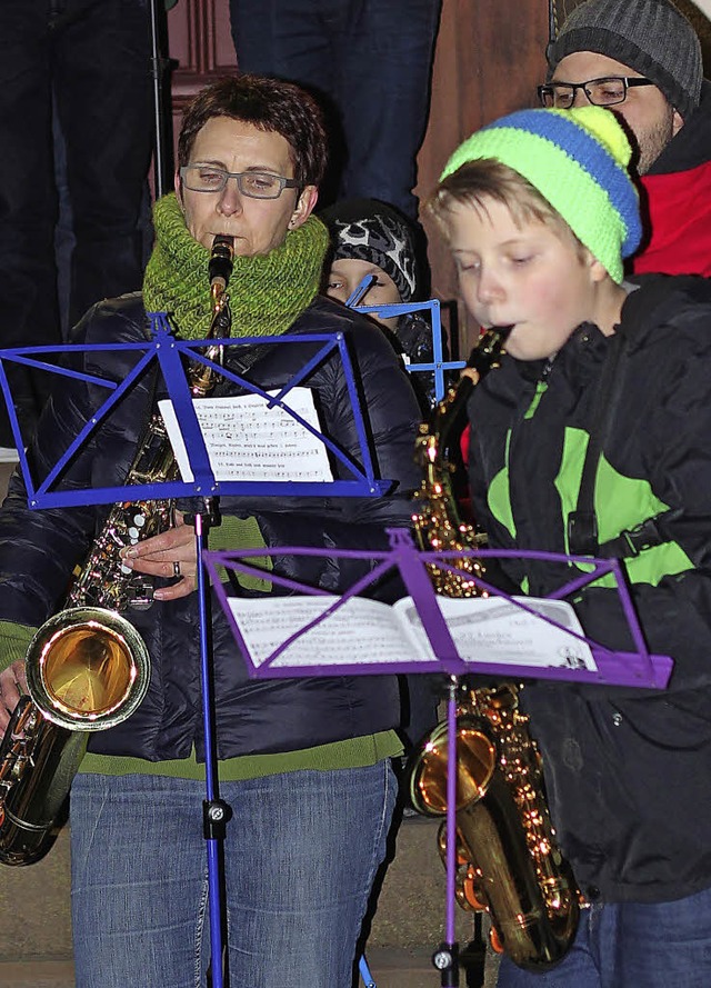 Der Musikverein Haltingen spielte vor der Georgs-Kirche Weihnachtslieder.   | Foto: Gessner