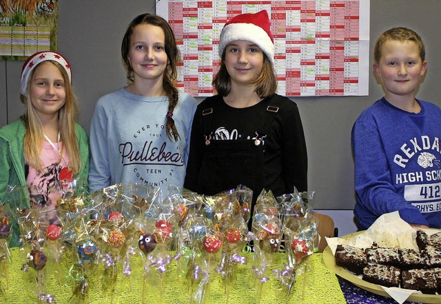 Cake-Pops und Selbstgebackenes verkauf...a, Alina und Dario von der Klasse 5a.   | Foto: Cremer