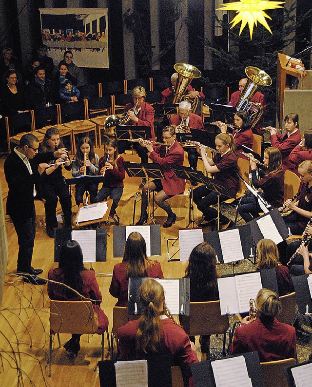 Der Musikverein beim Adventskonzert   | Foto: Seitz