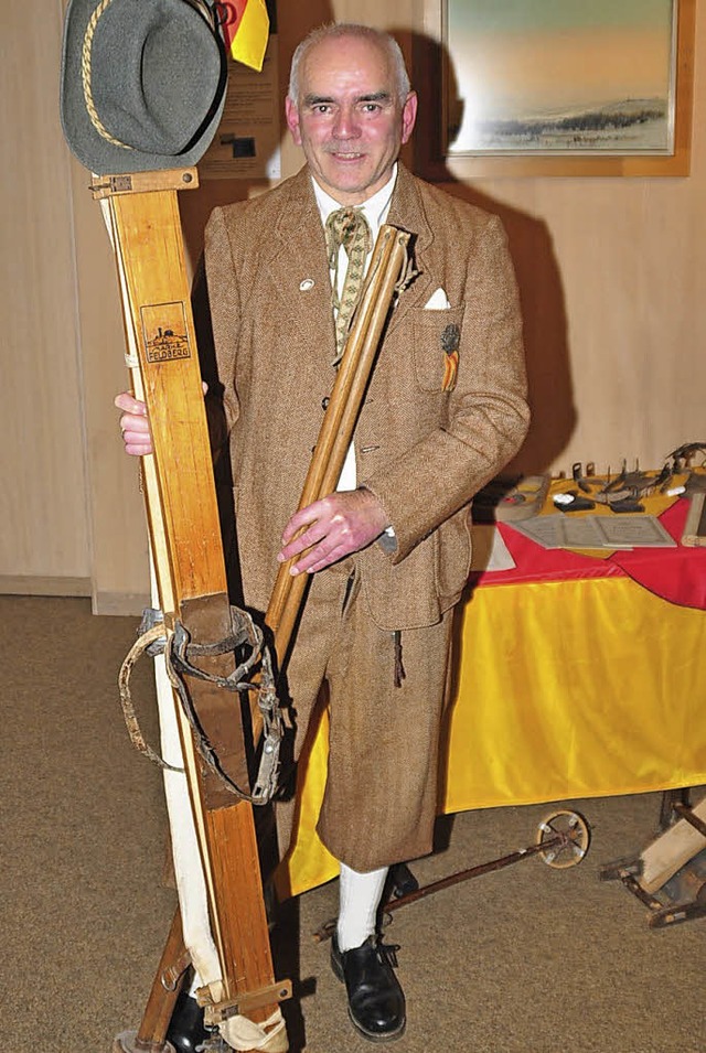 Walter Strohmeier zeigt  in der histor... entwickelten Ski der Marke Feldberg.   | Foto: Stefan Pichler