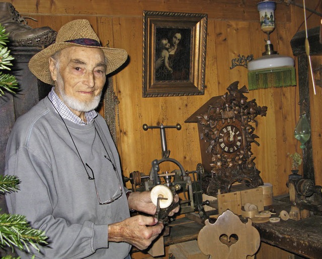 Oskar Sailer  hlt das Bohrgeschirr in...gt eine Uhr des bekannten Uhrmachers.   | Foto: Ulrike Spiegelhalter