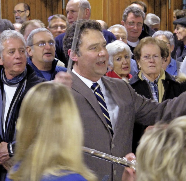 Brgermeisterwahl Efringen-Kirchen. Schmid dirigiert das Badnerlied.  | Foto: Jutta Schtz