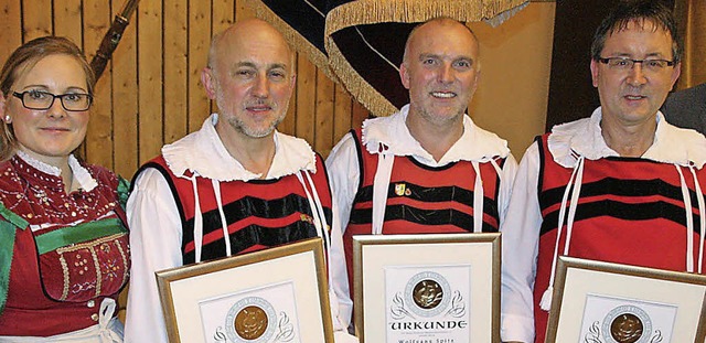 Die Vorsitzende der Trachtenkapelle Ha...ang Spitz, Reinhold Ngele (von links)  | Foto: peter schtz