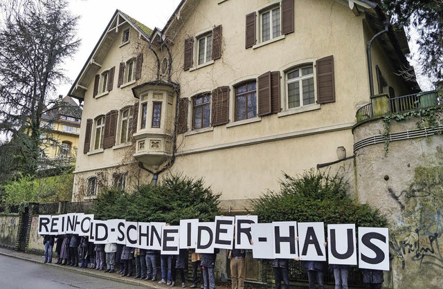 Plakativer Widerstand: Die Initiative ...eider-Villa hat noch nicht aufgegeben.  | Foto: Privat